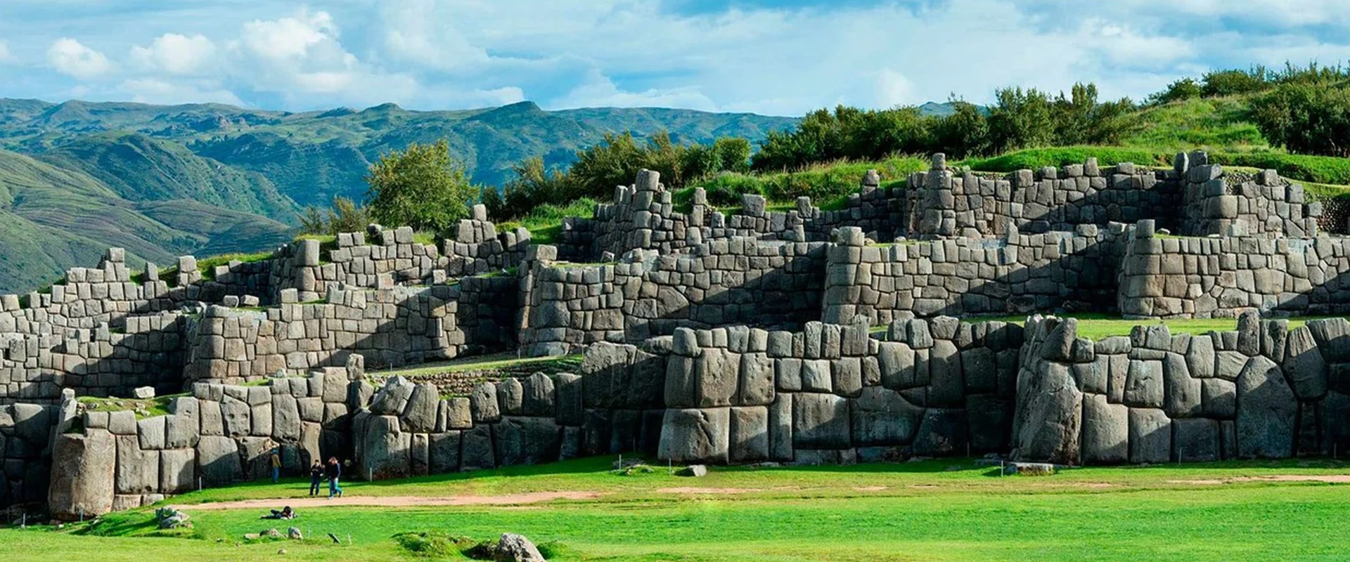Descubre Sacsayhuamán en Cusco: Una Parada Esencial con el Tour Libre en Cusco